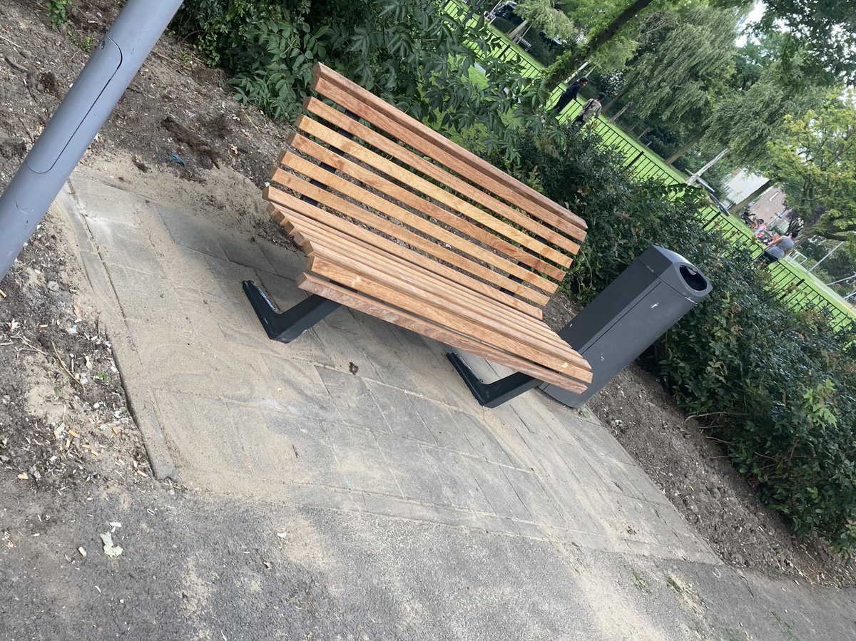 De kleine dingen die ertoe doen. Het meest -door intensief gebruik- versleten bankje op het Amelandseplein. Prikkelstruiken weg. Bewoners gaan iets mooiers uitzoeken en planten.