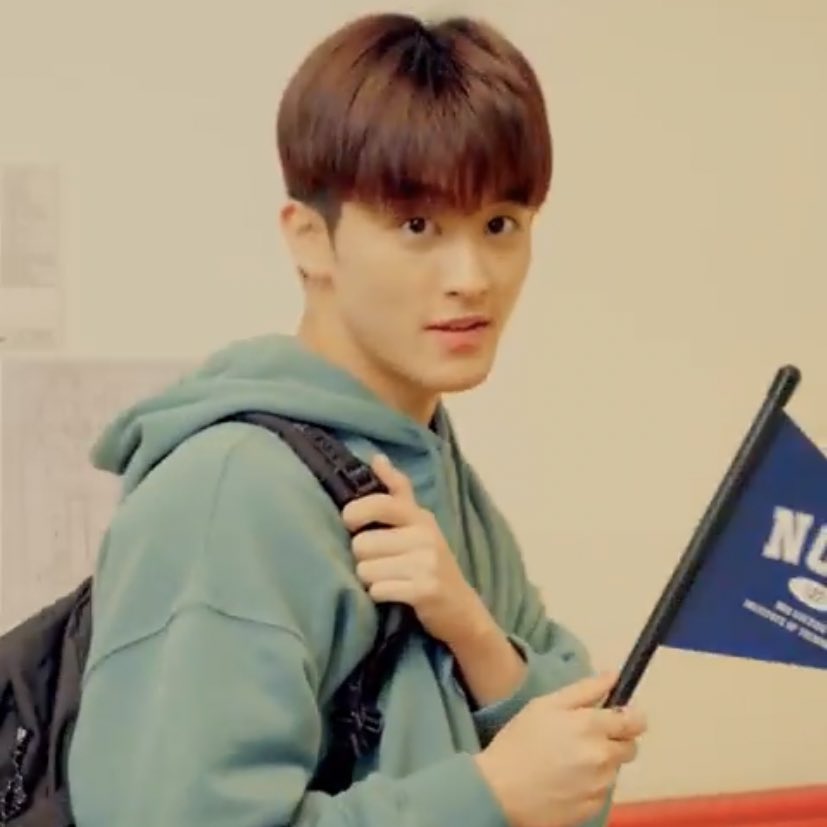 ท่าจับกระเป๋ายังเป็นท่าเดียวกัน ไม่ต้องเหมือนกันขนาดนี้ก็ได้ 5555555555