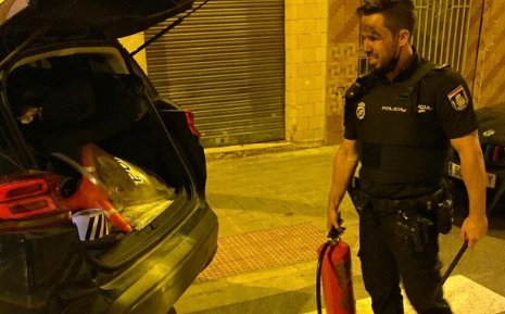 policia's tweet photo. Muy orgullosos 👏 de los agentes 👮‍♀️ que han rescatado a un hombre de su casa en llamas en #Mislata (#Valencia), tras reventar a golpes la puerta blindada de la casa con un ariete y mazas⤵

#SomosTuPolicía
#EstamosPorTi

https://t.co/WaW2jLHrwJ https://t.co/oKKaFTsRB2