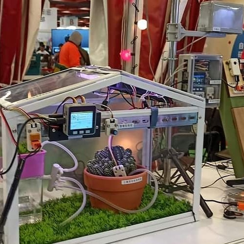 M5Stack's tweet image. M5 Greenhouse setup done! 🌵🌱 
If you notice that your plants are looking a bit dry on the #M5Core , you can just tap the button to give them an extra boost! 🚀 #greenhouse #smartplanter #agritech
// 📷 PHOTO BY @aaron_circuspi