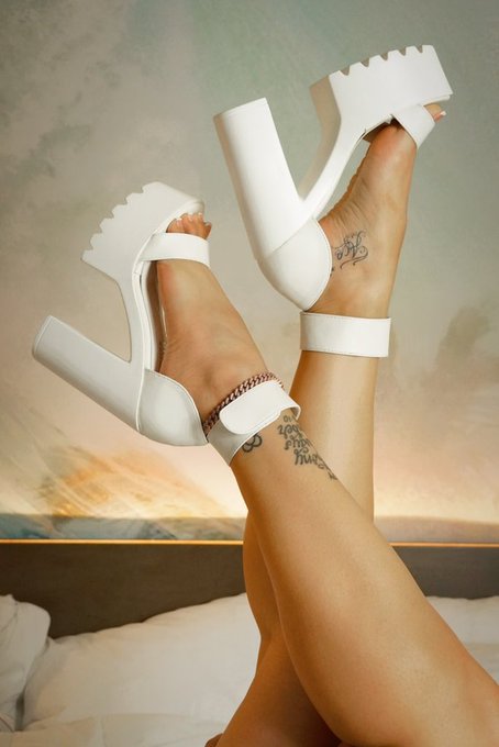 Legs on his shoulders, anklet by chains https://t.co/dMxvuTPp4z