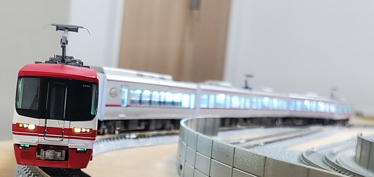 stationmasterb1's tweet photo. 実車は本当にかっこよかったよなぁ
ただ、模型でもやはりイケメン
#名鉄
#1700系
#1702F
#3灯化
#標識灯
#緑点灯化 https://t.co/SBocbvPUp3