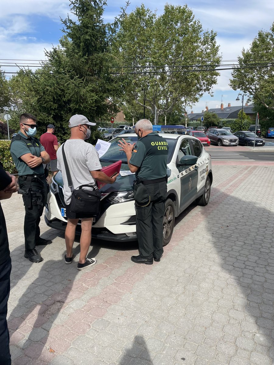 Ayer pudimos presenciar cómo se les impedía a los deportistas de hockey el acceder a las pistas sin motivo alguno. El uso del polideportivo no puede basarse en criterios personales, si caes bien o no a la concejal. facebook.com/33163320702460…