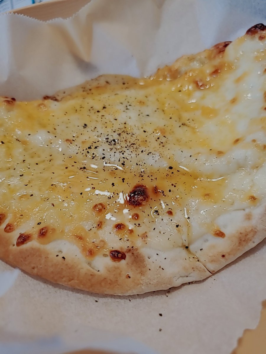 みなさまのお墨付き 5種のチーズピザは チーズの濃厚さとミルクがマッチ わたしのお墨付き
