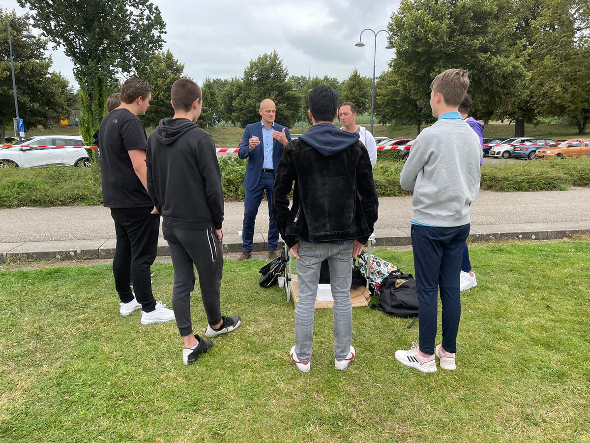AVveiligverkeer's tweet photo. Tijdens de aftrap Maand van de Veilige Schoolomgeving ging verkeersambassadeur @rikvdlinden in gesprek met jongeren over alcohol en drugs in het verkeer. "Dat gaat echt niet samen. Dus denk na." #maakeenpuntvannul https://t.co/V2q311zOol