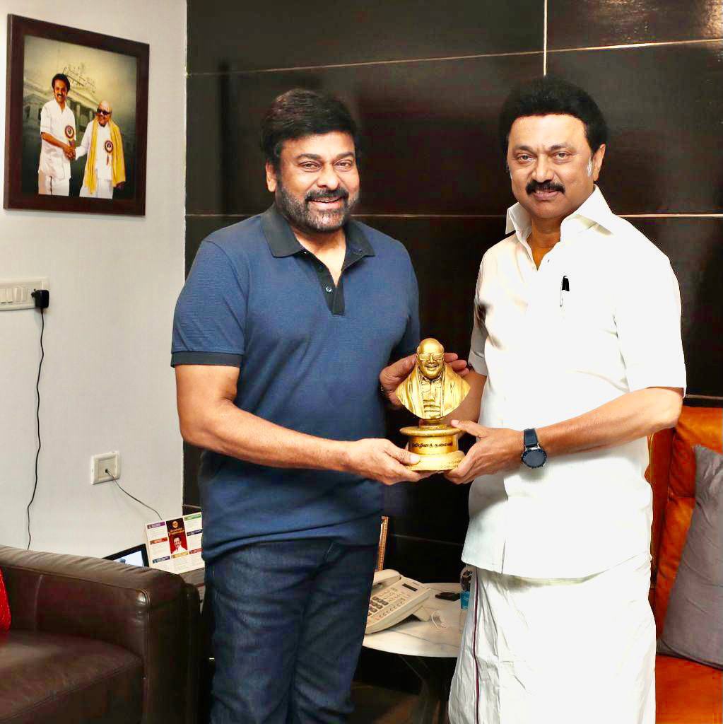 KChiruTweets's tweet photo. Delighted to meet Hon’ble CM of TN Thiru @mkstalin Congratulated him for emerging as a statesman with his several beneficial initiatives cutting across party lines,for being people’s leader with vision &amp; dedication &amp; for his efficient governance in Covid situation. @CMOTamilnadu https://t.co/5JD2Esbkux