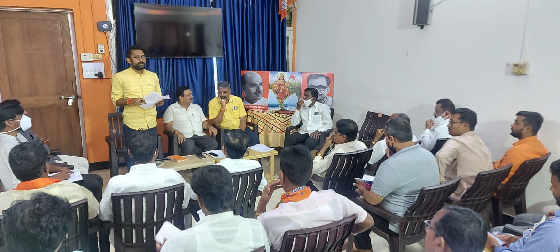 DrmallikarjunB3's tweet image. ಪಾಲಿಕೆ ಚುನಾವಣಾ ಸಮರ ಸೇನಾನಿಗಳ ಸಭೆ.!

ಹುಬ್ಬಳ್ಳಿ-ಧಾರವಾಡ ಪೂರ್ವ ಕ್ಷೇತ್ರದ 23 ವಾರ್ಡುಗಳ ಪ್ರಮುಖರ ಸಭೆ ನಡೆಸಿ ಉಳಿದ ಎರಡು ದಿನಗಳ ಕಾರ್ಯಗಳ ಕುರಿತು ಚರ್ಚಿಸಲಾಯಿತು.

ರಾಜ್ಯ ಪ್ರಧಾನ ಕಾರ್ಯದರ್ಶಿಗಳಾದ ಮಹೇಶ ತೆಂಗಿನಕಾಯಿ,ಜಿಲ್ಲಾ ಅಧ್ಯಕ್ಷರಾದ ಬಸವರಾಜ ಕುಂದಗೋಳಮಠ,ಚಂದ್ರಶೇಖರ,ಜಗದೀಶ ಬುಳ್ಳಾನವರ,ವಿನಯ ಸಜ್ಜನರ ಉಪಸ್ಥಿತರಿದ್ದರು.