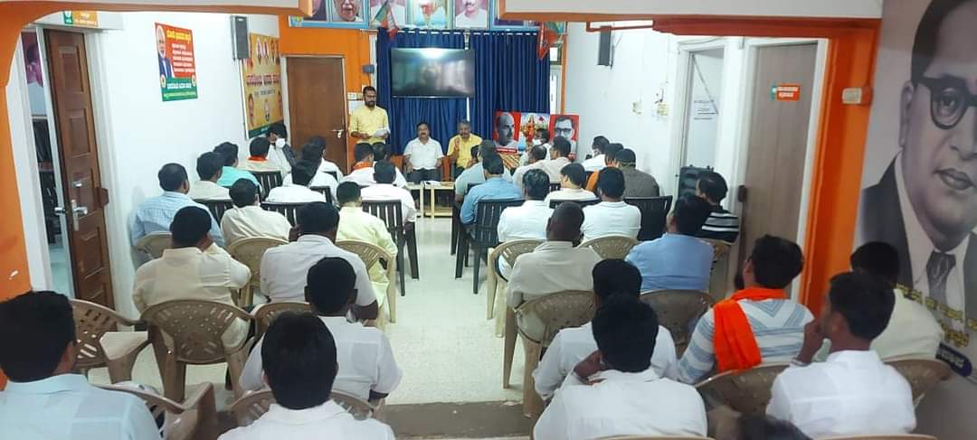 DrmallikarjunB3's tweet image. ಪಾಲಿಕೆ ಚುನಾವಣಾ ಸಮರ ಸೇನಾನಿಗಳ ಸಭೆ.!

ಹುಬ್ಬಳ್ಳಿ-ಧಾರವಾಡ ಪೂರ್ವ ಕ್ಷೇತ್ರದ 23 ವಾರ್ಡುಗಳ ಪ್ರಮುಖರ ಸಭೆ ನಡೆಸಿ ಉಳಿದ ಎರಡು ದಿನಗಳ ಕಾರ್ಯಗಳ ಕುರಿತು ಚರ್ಚಿಸಲಾಯಿತು.

ರಾಜ್ಯ ಪ್ರಧಾನ ಕಾರ್ಯದರ್ಶಿಗಳಾದ ಮಹೇಶ ತೆಂಗಿನಕಾಯಿ,ಜಿಲ್ಲಾ ಅಧ್ಯಕ್ಷರಾದ ಬಸವರಾಜ ಕುಂದಗೋಳಮಠ,ಚಂದ್ರಶೇಖರ,ಜಗದೀಶ ಬುಳ್ಳಾನವರ,ವಿನಯ ಸಜ್ಜನರ ಉಪಸ್ಥಿತರಿದ್ದರು.