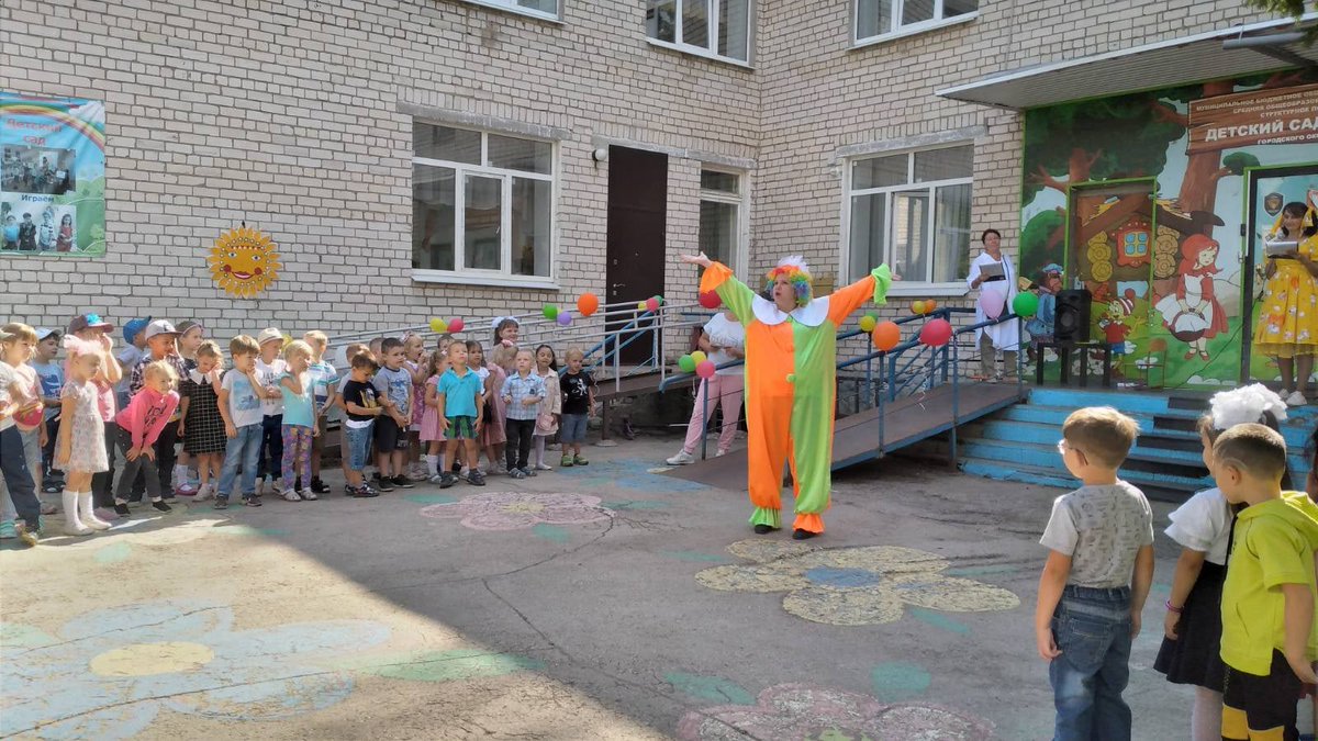 1 сентября, в День Знаний, воспитанники 3 корпуса #tltschool26 отправились в увлекательное путешествие в Страну Знаний. Вместе с героями Почемучкой и Абвгдейкой отгадывали загадки, пели песни, танцевали и играли в подвижные игры".