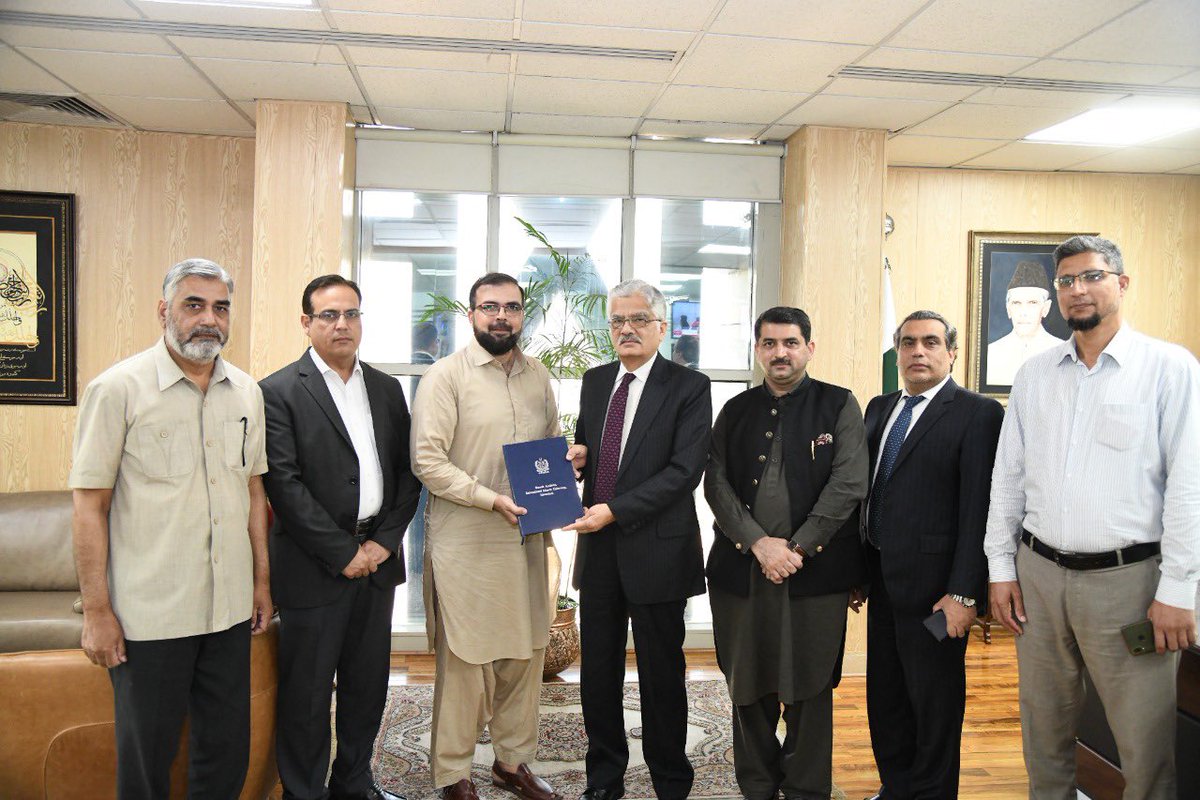 reportpemra's tweet image. Chairman PEMRA Mr. Muhammad Saleem Baig awarding Non-Commercial FM Radio license for next five years to Dawah Academy, International Islamic University, Islamabad today 1st September, 2021.