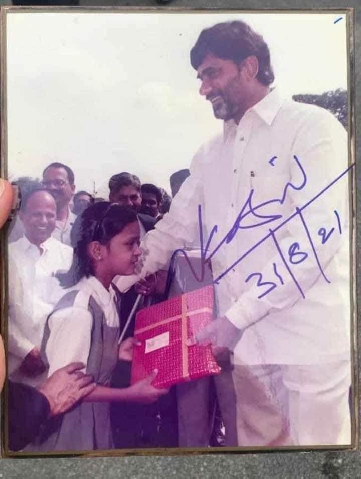 NallamothuAnji's tweet image. ఏడేళ్ల  పాపగా శ్రీ Nara Chandrababu Naidu  గారి దగ్గర ప్రైజ్ తీసుకుంటున్నపుడు పెద్దయ్యాక ఏమవుతావు అని అయన అడిగితే డాక్టర్ అవుతాను అని చెప్పి ,  సరిగ్గా 25 ఏళ్ల తరువాత డాక్టర్ శ్వేత గా తిరిగివచ్చి మళ్ళీ ఆయన్ని కలిసింది..
#apwantcbn 
#CBNrolemodel
#CBNIsMyRoleModel
#CBN