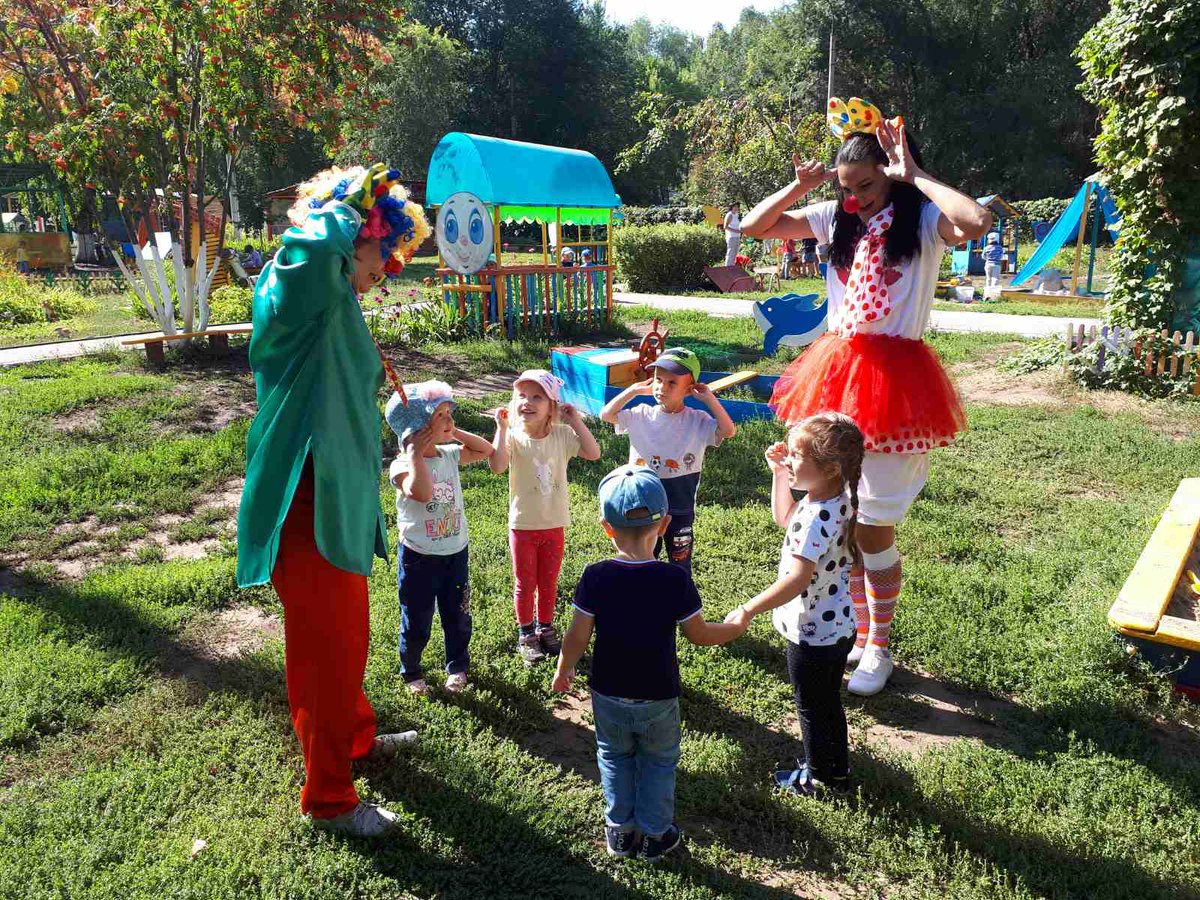 Вот так в детском саду отмечали День Знаний.Дети шутили,играли,танцевали.!