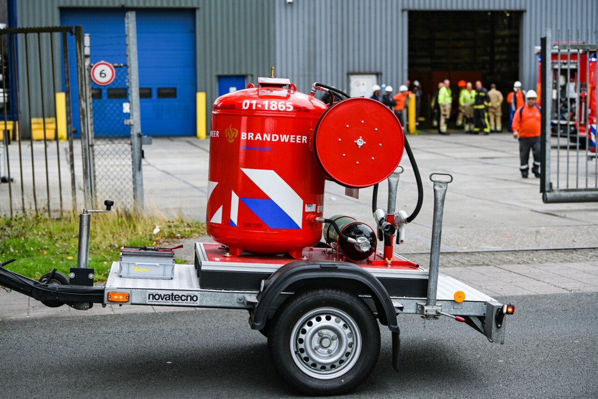 Brandweer rukt uit voor brandende machine bij bedrijfspand in Hoogezand - #Groningen