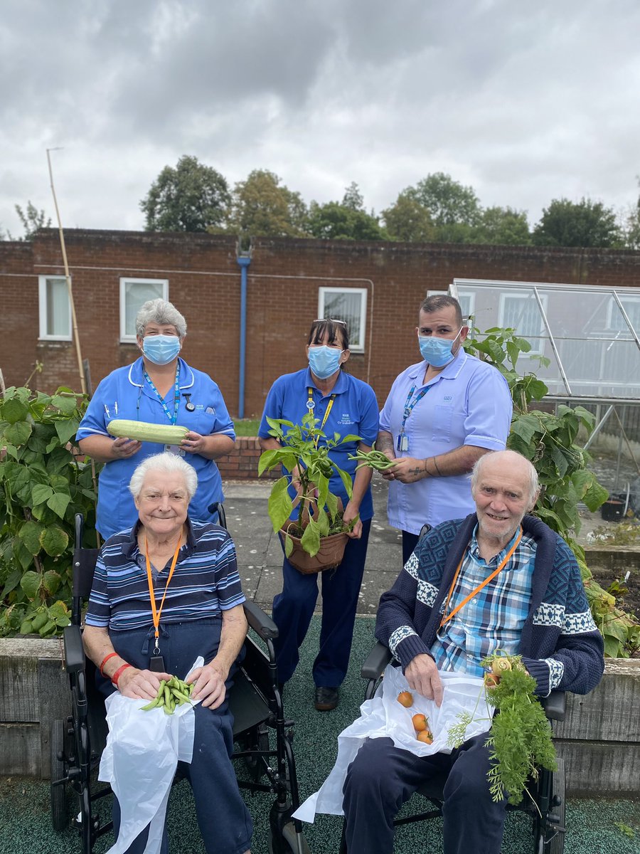 Our amazing hazel ward staff and patients with some of the home grown veggies from the garden! Lots of hard work from our activity co-ordinator sue and green fingered patients. Well done 👏 #hazelward