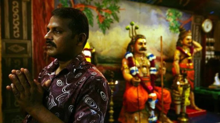 Индия молятся. В этом храме могут молиться только индуисты. Молитва индия. Индия молятся. Индийский старик.