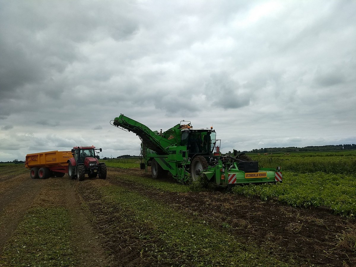 Bij ELM Bleiswijk is de eerste <a href="/AVRmachinery/">AVR</a> Puma 3 ook opgestart, we wensen de fam. Bregman veel succes met de oogst
