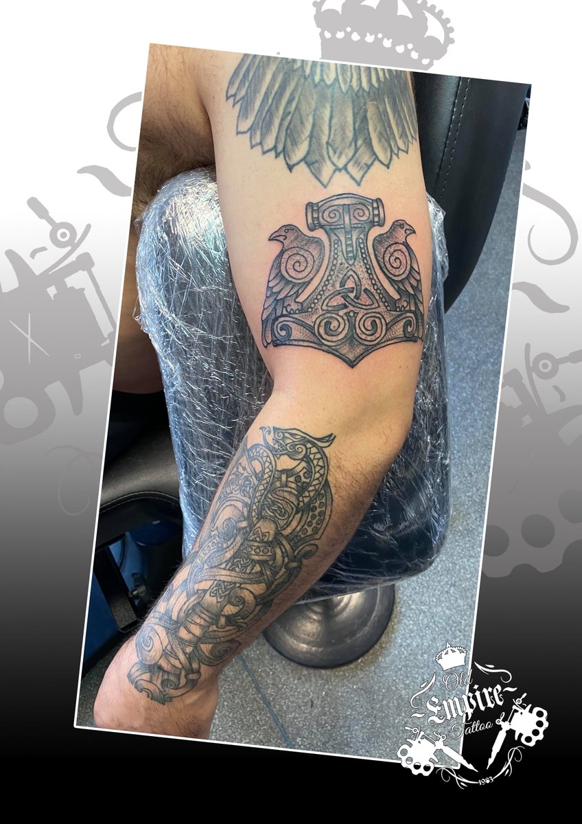 Thor Hammer , with Ravens for the Client Who Sat Well🙂
#Thor #Thortattoo #Thortattoos #Thorhammer #Thorhammertattoo #Hammer #Hammertattoo #Ravens #Raven #Raventattoo #Raventattoos #Salford #Safordtattoos #Oldempire #Oldempiretattoo #Oldempirepromotions #Oldempirepromotor