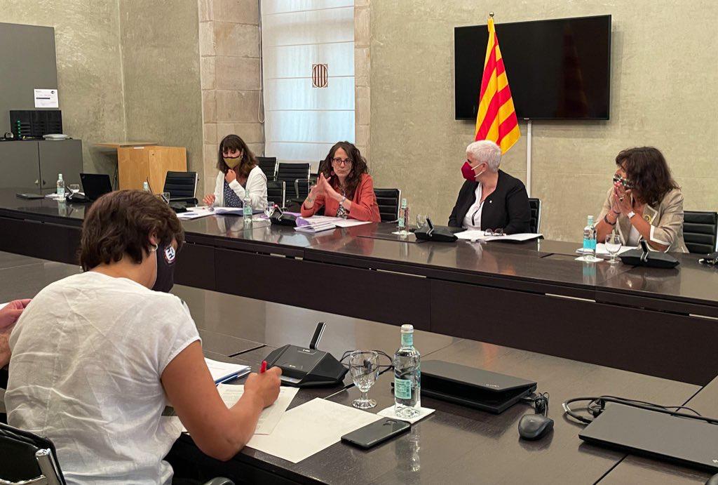 Taula3sector's tweet photo. 🟣 Reunió @taula3sector amb @taniaverge, consellera @igualtatcat, per traslladar-li que cal intensificar la lluita contra la violència masclista i enfortir les polítiques d’igualtat i no discriminació perquè la pandèmia ha agreujat les desigualtats.

👉https://t.co/KLw2q36w7c https://t.co/fy181CdztZ