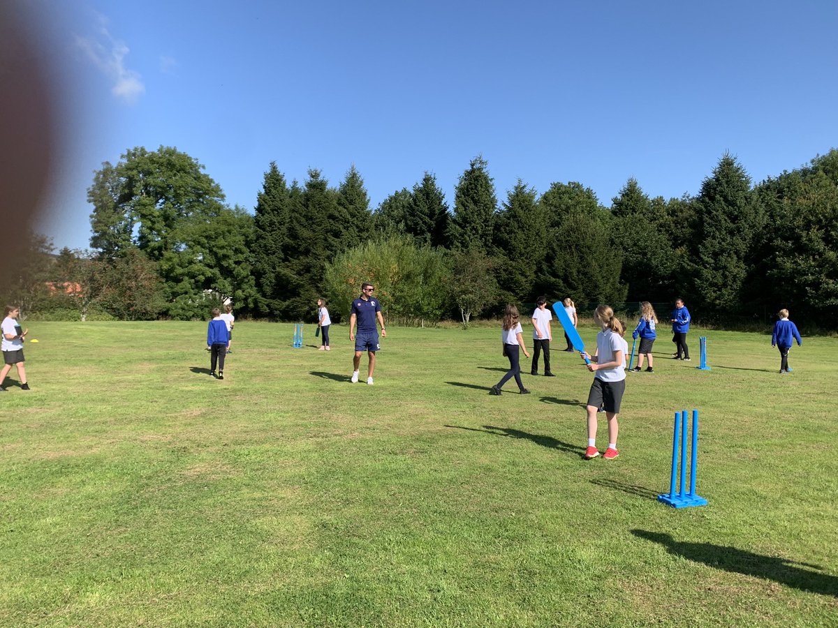 Fossoway_ps's tweet photo. P5-7 are loving their cricket lessons and lunchtime club #cricket #learningoutdoors #pkclearning #liveactive #teamwork https://t.co/oOKdznIyTZ