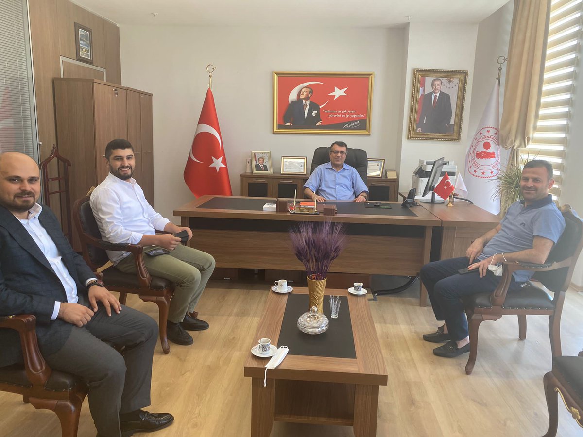 AkpartiArnvtky's tweet photo. İlçe Başkan yardımcılarımız Gökhan Gürek,Necdet Ulusoy ve Gençlik Kolları Başkanımız Ercan Döner ilçemiz Kurumlarındaki Müdürlerimizi ziyaret ettiler.
İlçe MEB Müd. Hasip Turhan
Yazı İşleri Müd. Dursun Çakmak
Gıda,Tarım ve Hayvancılık Müd. Hayrettin Süvarioğulları
Teşekkür ederiz https://t.co/a6jIZq9Wd5