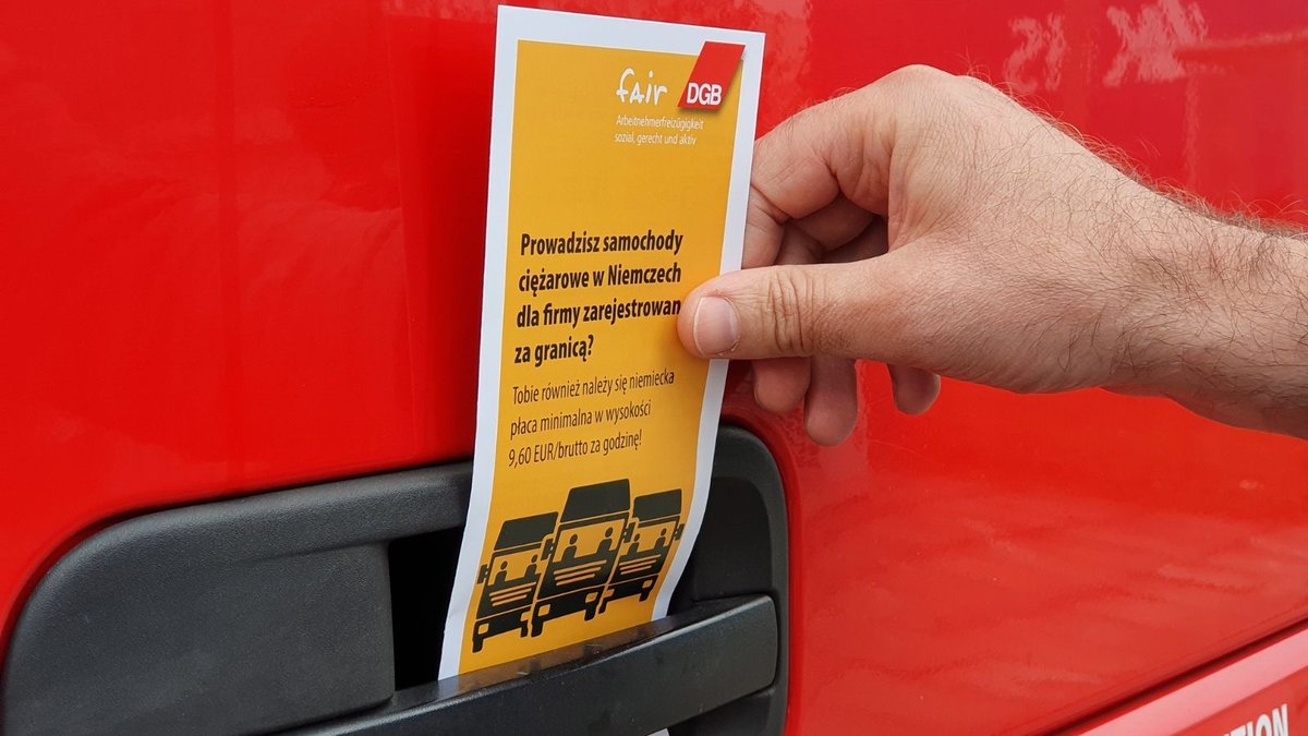 #ausgeliefert: DGB-Vorstandsmitglied Anja Piel unterstützt die Aktion vom Projekt Faire Mobilität und ver.di bei Amazon. Hier werden LKW-Fahrer über ihre Rechte informiert. 