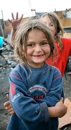 Gülüşün diyorum
özgürlük getirmeli yarınlara,
var olduğun topraklara
yeni doğmuş çocuklara,
kullara kölelere
armağan olmalı,
esaret altında kalmış
bütün ülkelere ..
#iyiakşamlar Emekçilere Yoldaşlara Dostlara Canlara💜
#çarsamba
#FileninSultanlari
#Umuda 💜