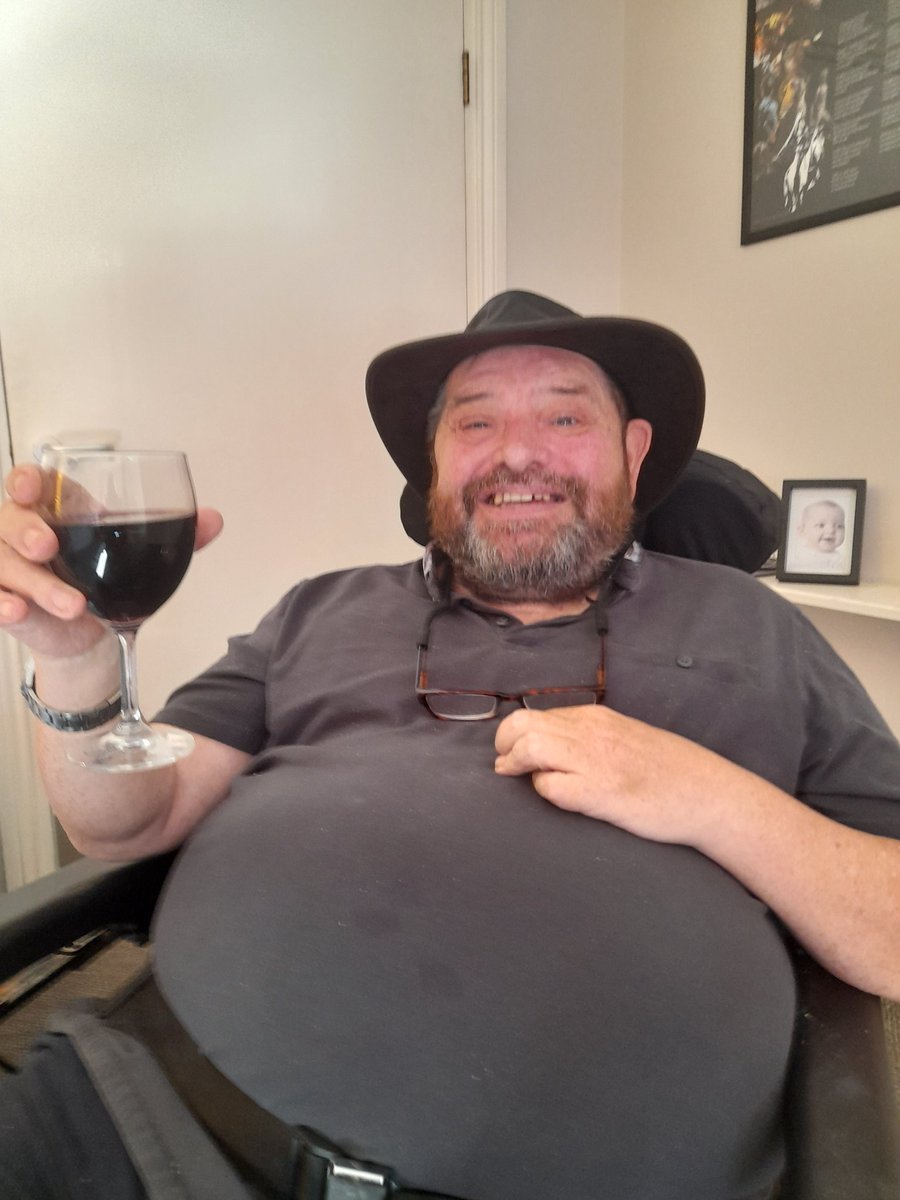 aislingghear's tweet image. Gearóid ag glacadh scíste taréis lá fada ag scannanú Na  Monológa in Iarsmalann Uladh.

Gearóid enjoying a well deserved glass of vino after a long day's filming in @UlsterMuseum.

#HelloSeptember
#Excitingthingscoming