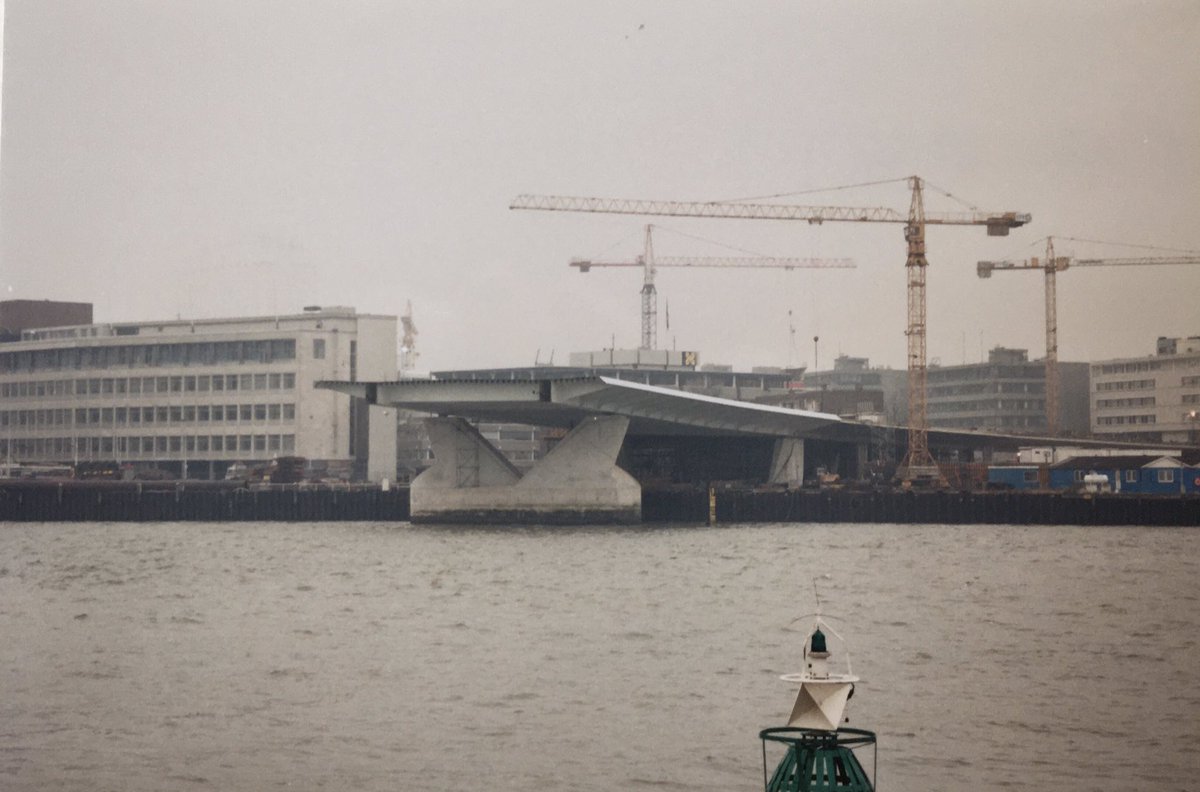 De noordzijde wachtend op de rest van de brug.