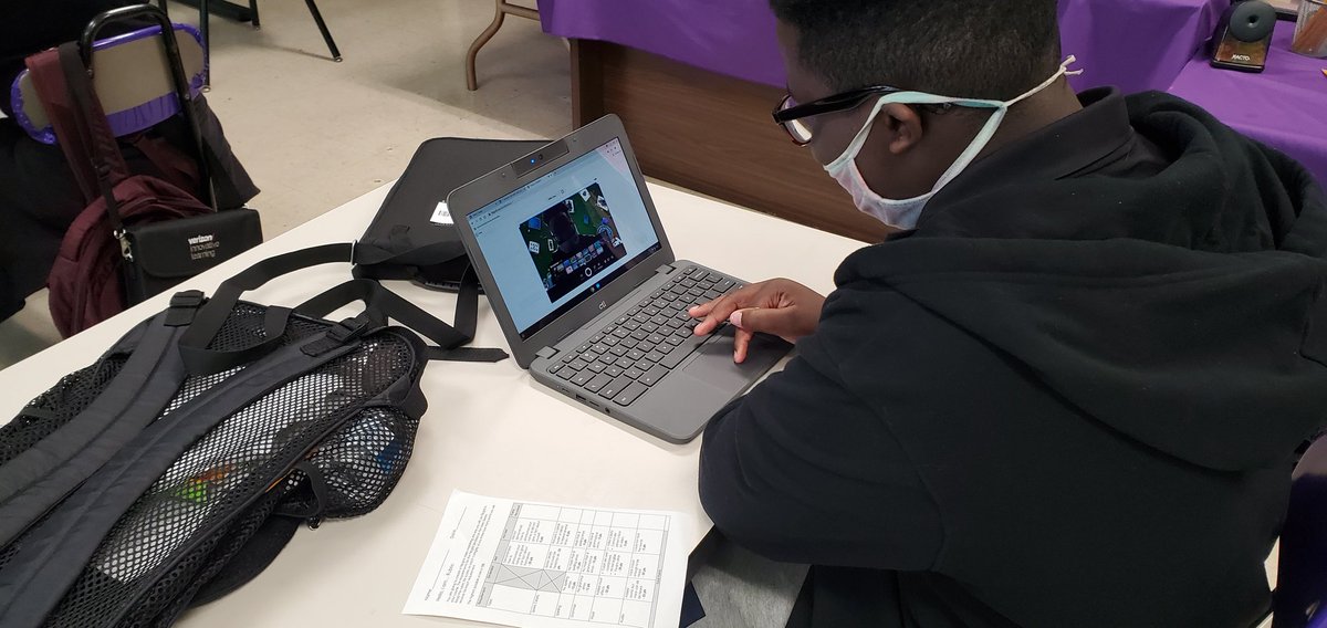 MzTechKNOWledgy's tweet photo. Students using their new Chromebooks from #VILS to learn to make a #Flipgrid in Technology Applications course @KeyMS_Cougars #HelloIam https://t.co/mbMQeykiqH