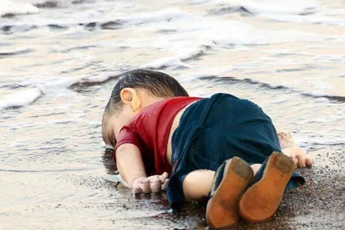 Bir kuş oldun gökyüzünde uçamadın sen,
Nehir oldun, ırmak oldun taşamadın sen,
Çocuk oldun sokaklarda oynamadın sen,
Doğdun da büyüdün ama yaşamadın sen ......

#AlanKurdi