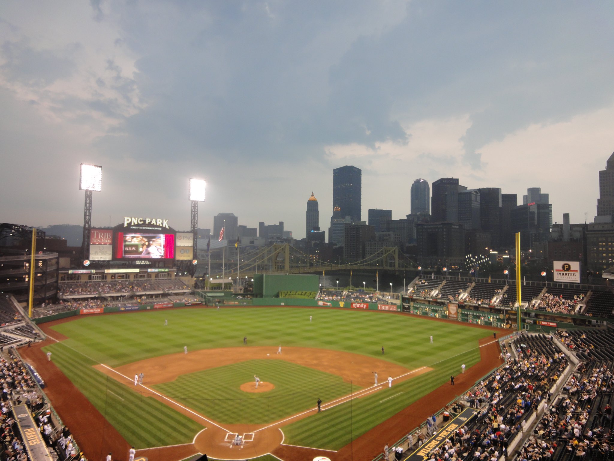 主将 Pncパーク Mlbで最も美しいとも言われる球場 訪問日は残念ながら雨が降っており景観は微妙なところだったが 右翼後方に見える街並み ブリッジは確かにとても美しいものでした T Co Lzautklw8d Twitter