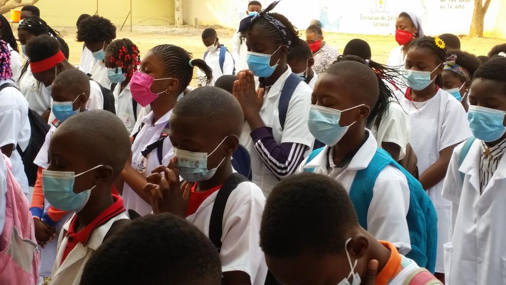 anglopcas's tweet photo. ¡Y ya estamos en acción! @ADCSpinola #Angola #PasiónPorEducar puertas abiertas, aventura inagurada. Llenas de ilusión y ganas... https://t.co/utTC5WOR28