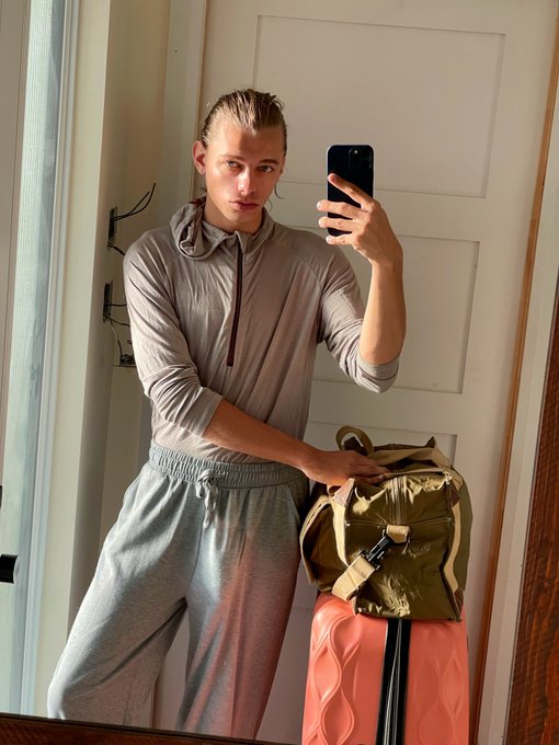 Flying to NYC ✈️ What should I do there? https://t.co/jtN4Ar2Jof