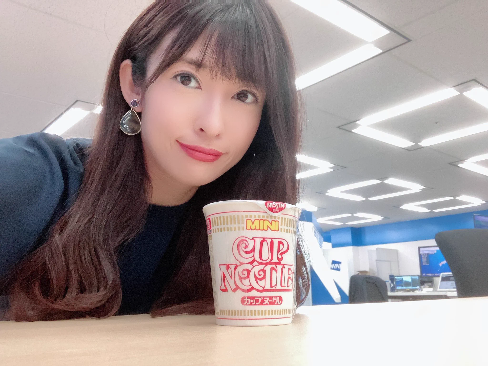 《非常食の豆知識》
水でカップ麺食べてみた！
🔷結論:水でも美味しい🔷
・最初は麺がかたいかな？と思いましたがお箸で混ぜるとほぐれます。
・麺は少しベビースターラーメンのような芯が残るような食感。
・謎肉はしゃりしゃりする。エビと卵は柔らかい。
・スープも問題なく美味しい。2杯飲める。  