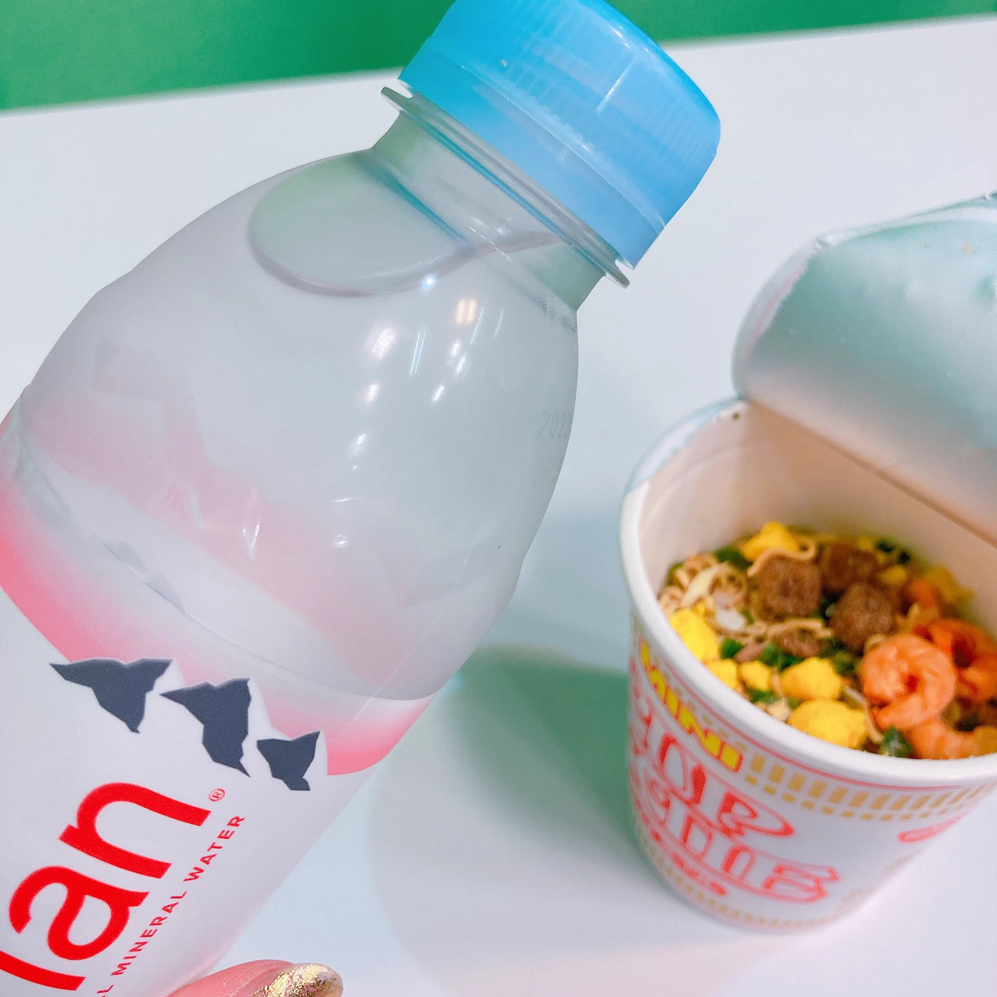 《非常食の豆知識》
水でカップ麺食べてみた！
🔷結論:水でも美味しい🔷
・最初は麺がかたいかな？と思いましたがお箸で混ぜるとほぐれます。
・麺は少しベビースターラーメンのような芯が残るような食感。
・謎肉はしゃりしゃりする。エビと卵は柔らかい。
・スープも問題なく美味しい。2杯飲める。  