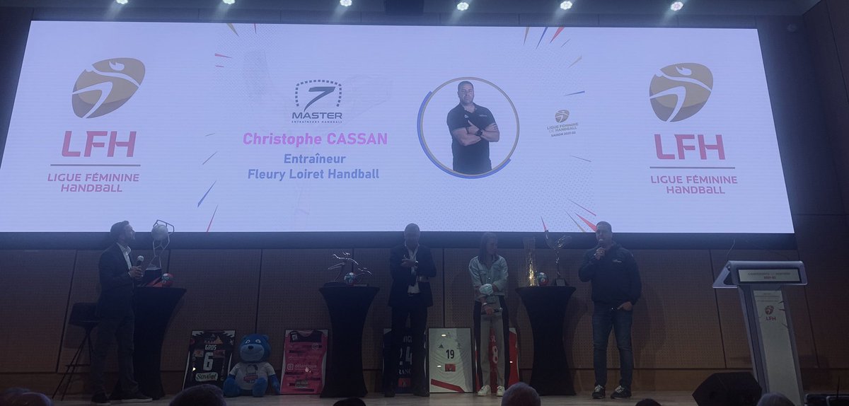 7MasterHand's tweet photo. #ConfLFH
L'occasion de mettre en avant :
- @DihaneHandball, première convention collective dans le #sport #féminin en France
- les partenaires professionnels @UCPHandFeminin @AJPHandball et #7Master
Au service de l’attractivité !
#LigueButagazEnergie https://t.co/J1xqXzFkOp