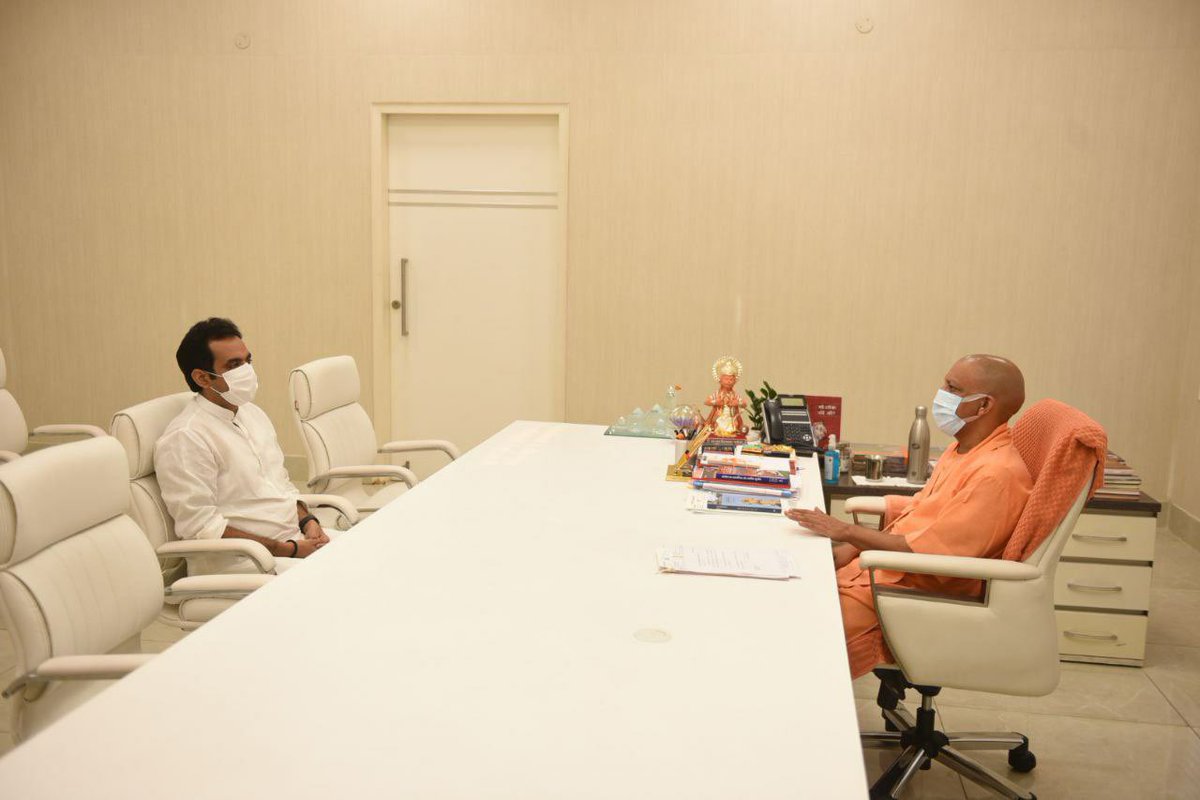 PankajSinghBJP's tweet photo. आज लखनऊ में माननीय मुख्यमंत्री श्री @myogiadityanath जी से मुलाकात कर किसानों की समस्याओं, कॉलेज व स्कूलों से संबंधित, शहर की विभिन्न योजनाओं एवं कई अन्य महत्वपूर्ण विषयों पर चर्चा की। https://t.co/Q53PvBMvtU
