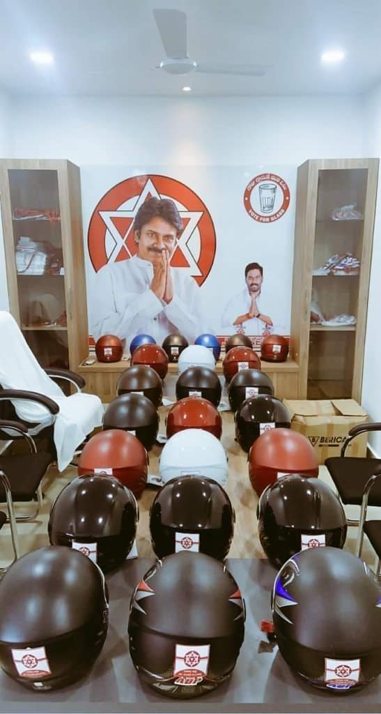 akulark's tweet photo. ఈ రోడ్లు @YSRCParty  వాళ్ళు ఎలాను వేయరు. అందుకే @JanaSenaParty  తరపున మన @DrSandeepJSP  గారు వినూత్నమైనకార్యక్రమం. ఇది బాధ్యత, నిరసన తెలియచేస్తుంది.

#HBDJanaSenani https://t.co/k2eF7ID3VN