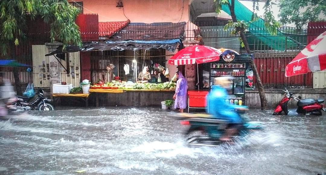 jp_vireak's tweet photo. Phnom Penh Capital City After heavy rain an hour ⛈️🌧️💧 https://t.co/ygaVuATu4Y