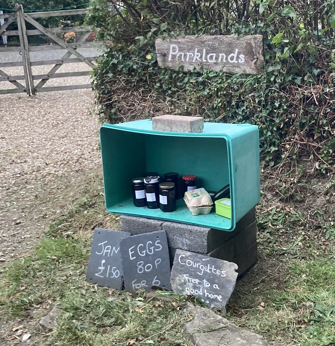 MariaCanEmb's tweet image. Shopping in #Devon! Beautiful countryside and amazing local produce 🙂