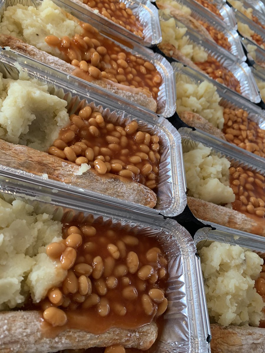 MerlysKitchen's tweet photo. As the weather gets cooler a nice helping of sausage, mash and beans is wonderfully comforting 🙂

#comfortfood #community #food #meals #foodstagram #eatwell #zerowaste #help https://t.co/eOffwJdcyK