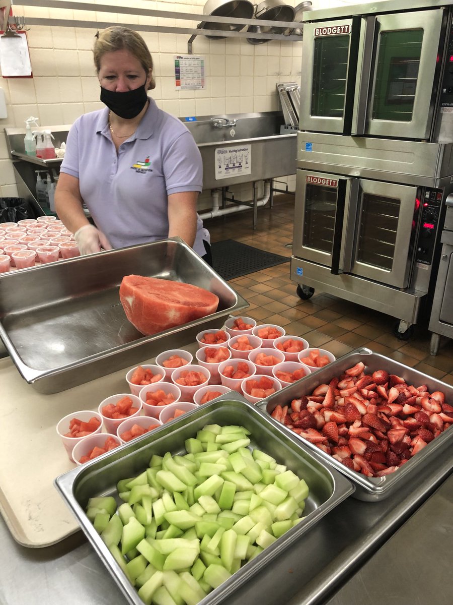 Fresh fruit choices being prepared for today’s lunch. ⁦@NES_CT⁩ ⁦@HPS_CT⁩ ⁦@SNIS_CT⁩ ⁦@MySNACT⁩ ⁦@nmps_supt⁩