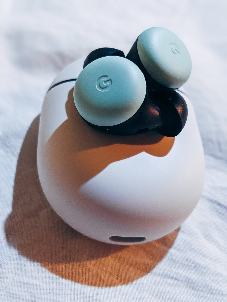 shehansachin's tweet photo. Simple is simply perfect! 🟢💚🟢
#Pixelbuds2 my mint green pebbles!
Already fall in love with this minimalistic design! Rich & quality vibes as well! 👏 @madebygoogle #teampixel ❤️💙💛💚 https://t.co/IYXAoj57gM