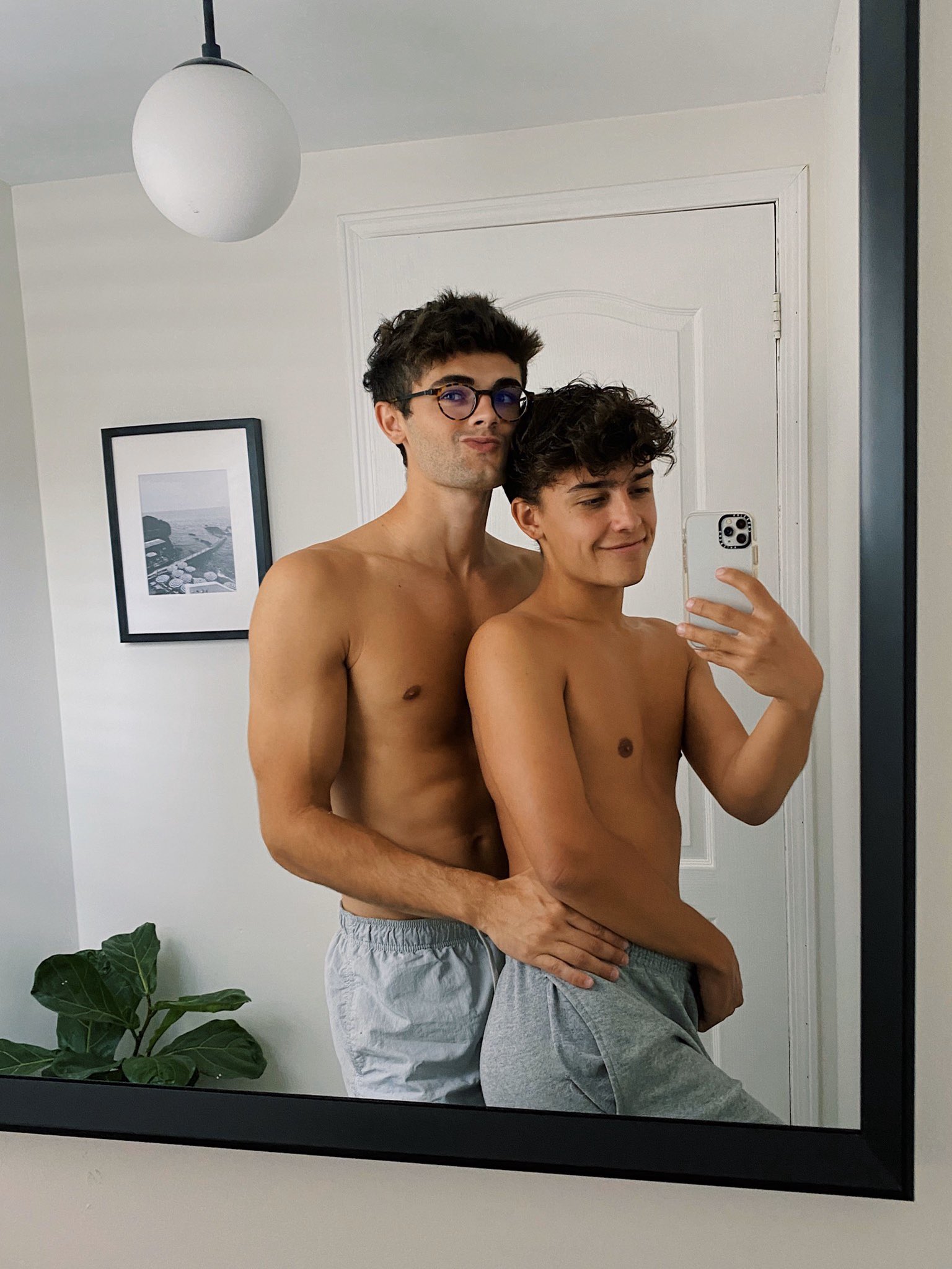 Cute Mirror Pic with my Grindr date ? https://t.co/TzK5phtQ3t
