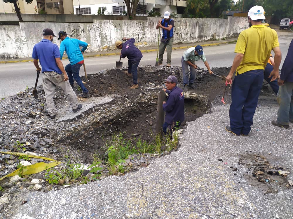 cotasaltas's tweet photo. En este momento presencia de los entes @HidroCapital2 para tapar el hueco en la calle 13 con presencia del coronel y la Sra Gilda en conjunto trabajando por un bien para todos 👍. #calle16 #aguaportuberia https://t.co/El6M8jUBYU