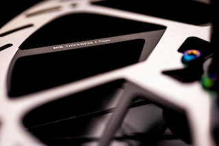 STOP!! ✋⛔️ We hebben 'breaking' nieuws!!😉
Lees NU over de nieuwe mountainbike-specifieke HS2 rotor van SRAM 🤩 via de link op Mountain Bike Plus magazine: mountainbikeplus.com 
<a href="/srammtb/">SRAM MTB</a> #rotor #mtb #news #remmen #mountainbikeplus #PressRelease