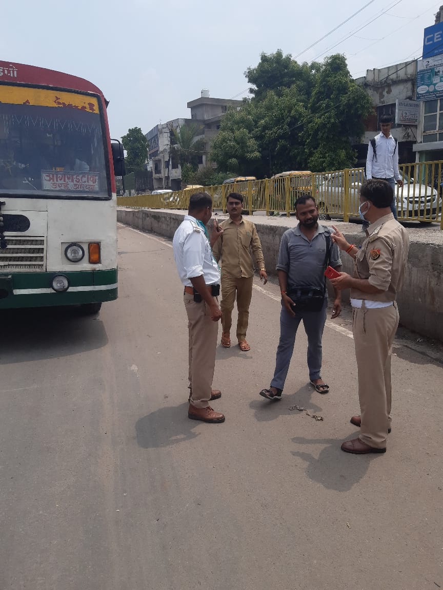 Agratraffic's tweet photo. यातायात पुलिस जनपद आगरा द्वारा अवैध बस स्टैंड एवं अवैध बस स्टॉप बनाकर बसों को खड़ा करने वाले वाहनों के विरुद्ध कार्यवाही की गई https://t.co/AsaURfU972