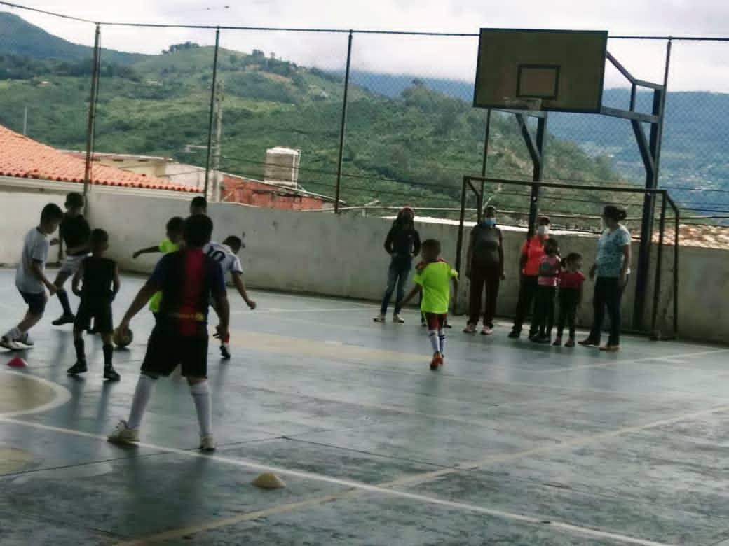 sracapachoviejo's tweet photo. Escuelas de Capacho en Agosto Bicentenario Escuelas Abiertas en este momento Esc. Br Juvenal Carrero activa Juntos es la Cosa...@charlychaves @ZonaEducTachira @CapachoRed @ViejoCapacho @Crazet2011 @supervisionZET1 https://t.co/OpPZRLyqvX