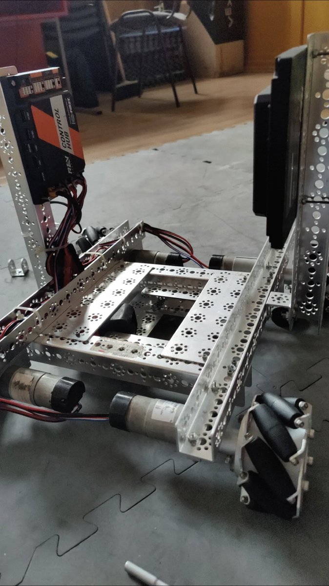 info_robotics's tweet image. We have started the preparations for the new season. Together with the new members we started to assemble some prototypes built on a robot from the past designed to gain experience .We look with great confidence at the next season in which we want to have great results💚🇹🇩
