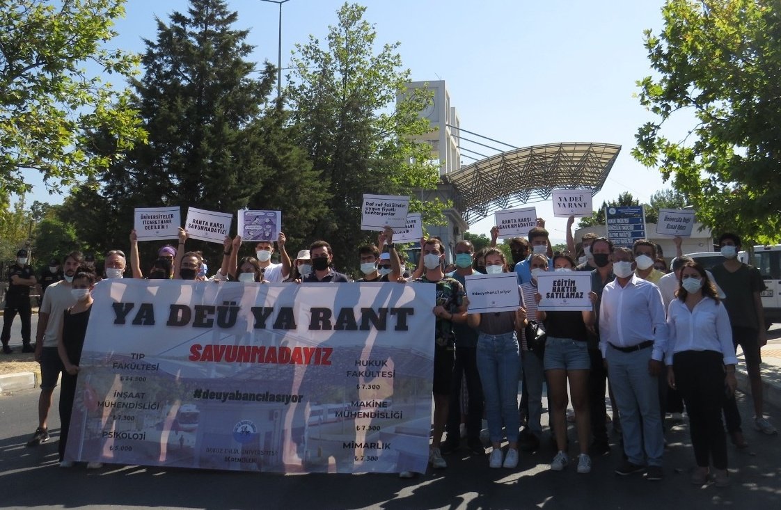 Bir okul düşünün açıklaması yalan, akademik takvimi yanlış, rektörü manav, amfileri yetersiz.
Tabi bir de biz varız, bu okulu itibarsızlastırmak isteyenlere, arka bahçesi gibi görenlere karşı buradayız. Dokuz Eylül'e ve savunmaya hoşgeldin arkadaş🍻😎